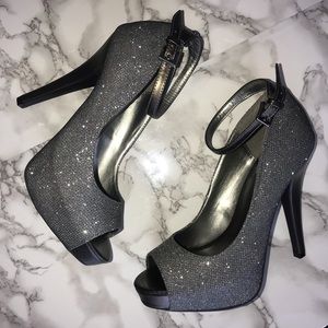 Guess ‘Valora’ Pewter Platform Pump